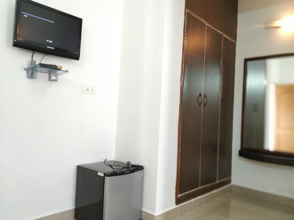 Aum Hotel Puttaparti Exterior foto
