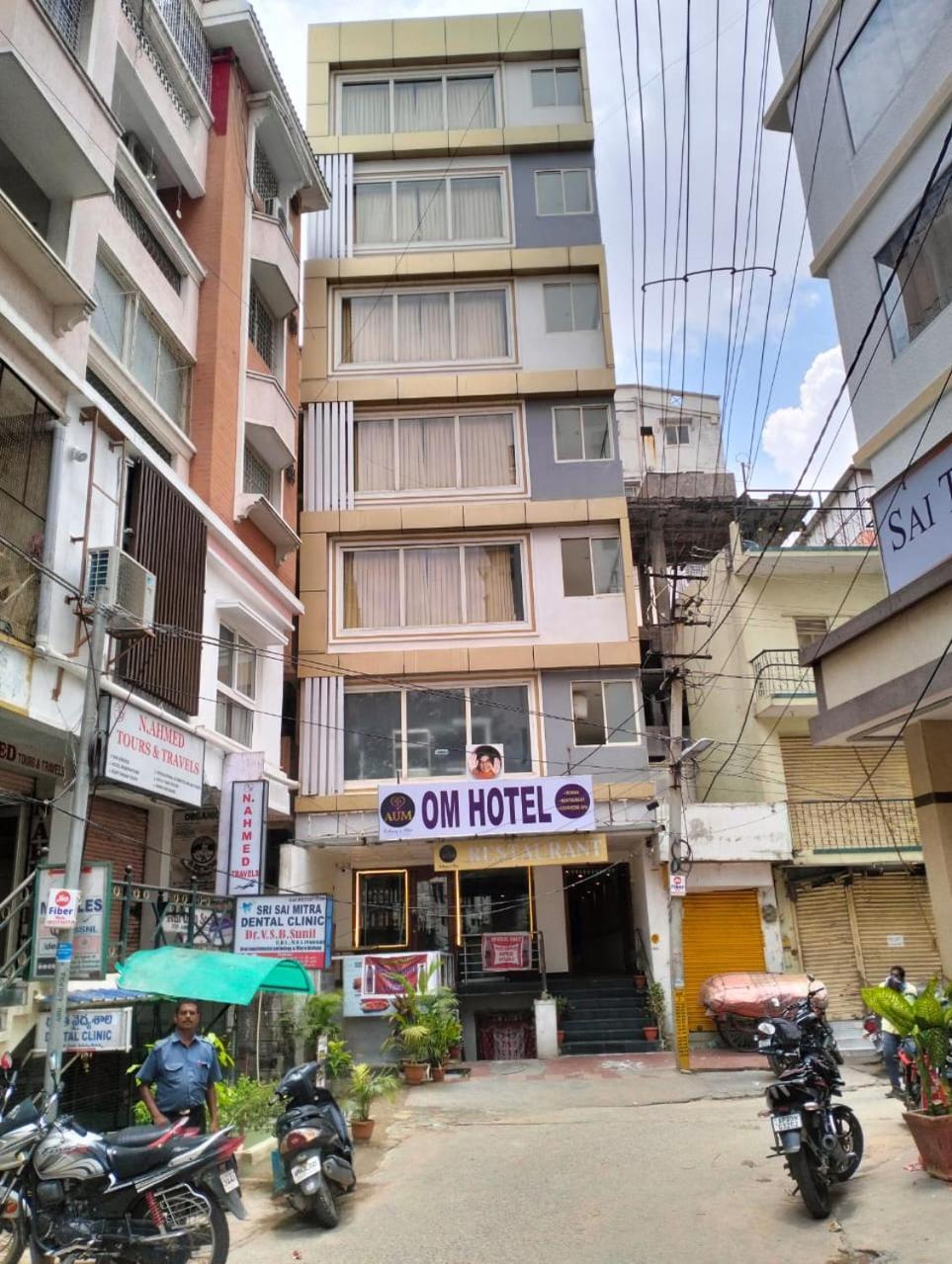 Aum Hotel Puttaparti Exterior foto